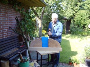 Bei schönem Wetter kann ich meine Ideen in Holz oder Stein auch im Garten verwirklichen 